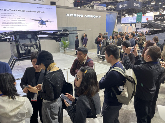 9일(현지시간) CES 2025가 열린 미 라스베이거스 컨벤션센터(LVCC) 노스홀 샤오펑 에어로트 부스에  많은 관람객들이 몰려 있다. 장우진 기자